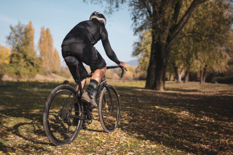 Abbigliamento per il ciclismo: come vestirsi per le uscite a due ruote 